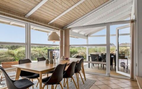 Osfrid - 175M from the Sea: Hout, Meubilair, Appartement, Kamer, Plafond, Beits, Stoel, Hardwood, Vernis, Timmerhout