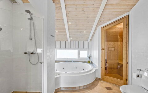 Osfrid - 175M from the Sea: Hout, Meubilair, Appartement, Kamer, Plafond, Beits, Stoel, Hardwood, Vernis, Timmerhout