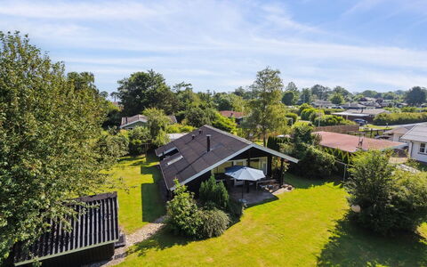 Roald - 320M from the Sea: Hout, Meubilair, Appartement, Kamer, Plafond, Beits, Stoel, Hardwood, Vernis, Timmerhout