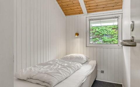 Maini - 350M from the Sea: Hout, Slaapkamer, Plafond, Interieur Ontwerp, Bed, Verdieping, Flooring, Huis, Laken, Bedding