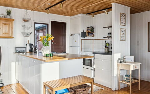 Joseph - 500M from the Sea: Keuken, Meubilair, Toestel Van De Keuken, Flooring, Countertop, Interieur Ontwerp, Cabinetry, Hout, Verdieping, Houten Vloer