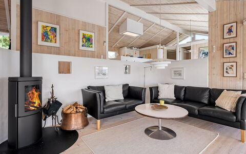 Sybil - 700M from the Sea: Interieur Ontwerp, Flooring, Hout, Meubilair, Verdieping, Plafond, Woonkamer, Houten Vloer, Kamer, Bankstel