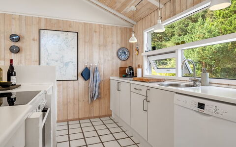 Sybil - 700M from the Sea: Keuken, Countertop, Major Appliance, Toestel Van De Keuken, Hout, Interieur Ontwerp, Flooring, Huishoudapparatuur, Plafond, Cabinetry