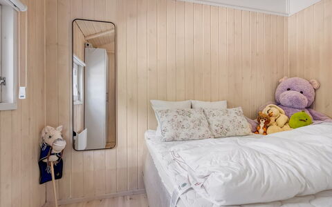 Sybil - 700M from the Sea: Slaapkamer, Interieur Ontwerp, Hout, Bed, Verdieping, Flooring, Meubilair, Kamer, Bedding, Laken