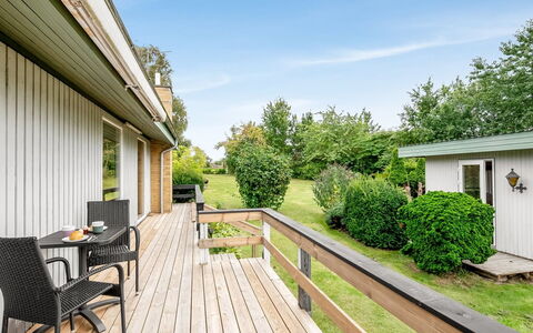 Ayo - 200M from the Sea: Struik, Plank, Verblijf, Dek, Hardwood, Tuin, Veranda, Landscaping, Beits, Werf