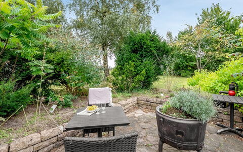 Ayo - 200M from the Sea: Meubilair, Buitenmeubels, Vegetation, Struik, Buitentafel, Stoel, Tuin, Plantengemeenschap, Tafel, Groundcover