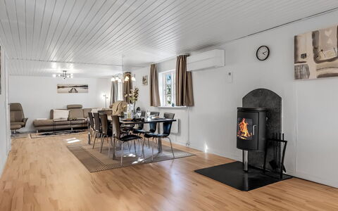 Senija - 6.5Km from the Sea: Hout, Flooring, Houten Vloer, Verdieping, Meubilair, Interieur Ontwerp, Plafond, Huis, Woonkamer, Verlichting