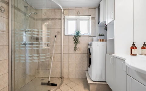 Senija - 6.5Km from the Sea: Flooring, Interieur Ontwerp, Verdieping, Loodgieterswerkinrichting, Plafond, Loodgieter, Kamer, Badkamer, Tegel, Badkamerkast
