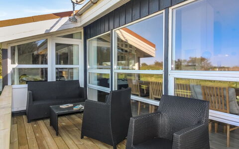 Peder - 700M from the Sea: Hout, Meubilair, Appartement, Kamer, Plafond, Beits, Stoel, Hardwood, Vernis, Timmerhout