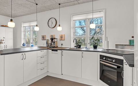 Sada - 30M from the Sea: Keuken, Countertop, Flooring, Interieur Ontwerp, Hout, Plafond, Lichte Inrichting, Toestel Van De Keuken, Cabinetry, Verdieping