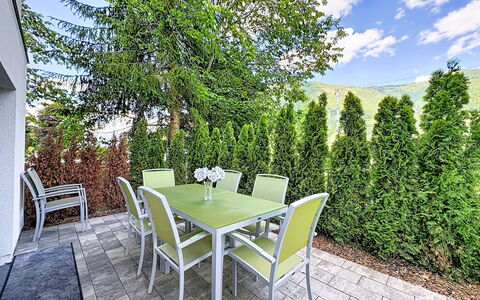 Apartment Anneliese: Struik, Tuin, Woody Plant, Schaduw, Landscaping, Buitenmeubels, Werf, Stoel, Buitentafel