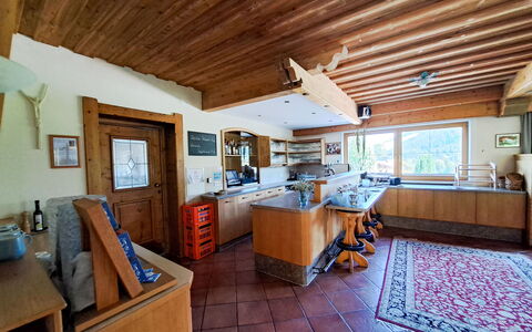Auffach 645: Hout, Keuken, Plafond, Countertop, Meubilair, Cabinetry, Kamer, Hardwood, Straal, Beits