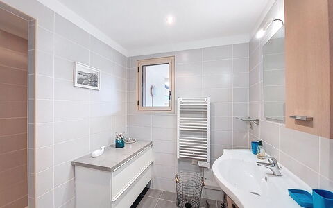 Agnaredda: Interieur Ontwerp, Loodgieterswerkinrichting, Badkamer, Flooring, Wastafel, Wastafel In De Badkamer, Verdieping, Kraan, Badkamerkast, Plafond