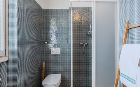 Sant'Anna: Flooring, Badkamer, Loodgieterswerkinrichting, Interieur Ontwerp, Verdieping, Tegel, Loodgieter, Kraan, Toilet, Plafond