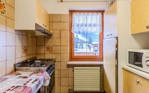 Cristina: Keuken, Hout, Major Appliance, Toestel Van De Keuken, Interieur Ontwerp, Plafond, Flooring, Countertop, Kamer, Cabinetry