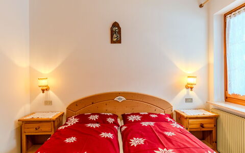 Cristina: Hout, Slaapkamer, Bed, Interieur Ontwerp, Plafond, Meubilair, Laken, Bedding, Bed Frame, Kamer