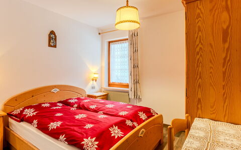 Cristina: Hout, Interieur Ontwerp, Huis, Slaapkamer, Meubilair, Bed, Laken, Bed Frame, Bedding, Hardwood