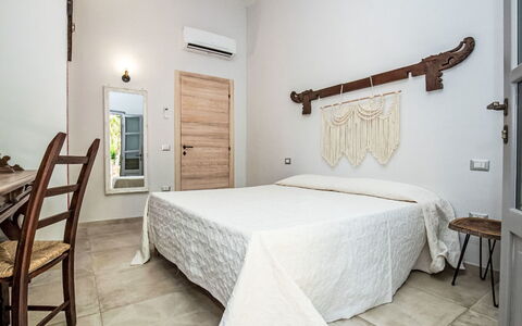 Tempio Pausania 2: Meubilair, Verdieping, Interieur Ontwerp, Flooring, Hout, Plafond, Slaapkamer, Kamer, Bed, Huis