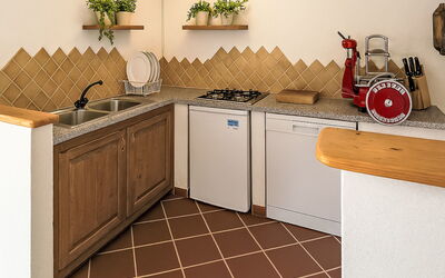 La Casa di Sughero 2.1: Keuken, Hout, Countertop, Toestel Van De Keuken, Flooring, Interieur Ontwerp, Major Appliance, Verdieping, Meubilair, Cabinetry