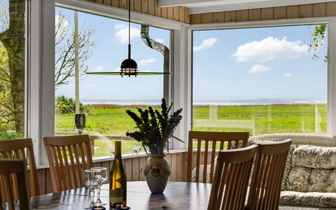 Kaj - 170M to the Fjord: Meubilair, Hout, Interieur Ontwerp, Flooring, Verdieping, Stoel, Kamer, Plafond, Woonkamer, Appartement