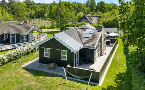 Merrit - 280M from the Sea: Meubilair, Hout, Interieur Ontwerp, Flooring, Verdieping, Stoel, Kamer, Plafond, Woonkamer, Appartement