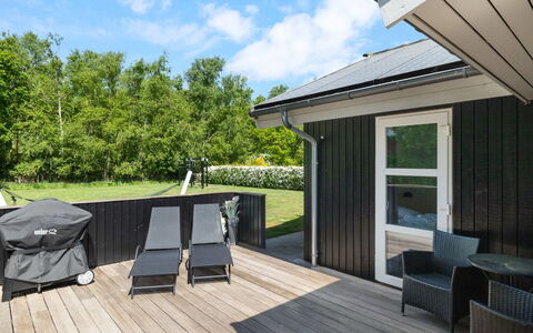 Merrit - 280M from the Sea: Meubilair, Hout, Interieur Ontwerp, Flooring, Verdieping, Stoel, Kamer, Plafond, Woonkamer, Appartement