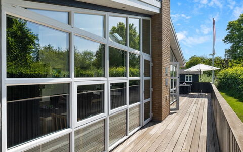 Merrit - 280M from the Sea: Meubilair, Hout, Interieur Ontwerp, Flooring, Verdieping, Stoel, Kamer, Plafond, Woonkamer, Appartement