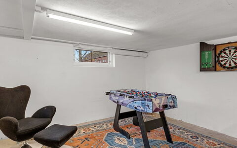 Hanni - 600M from the Sea: Meubilair, Flooring, Verdieping, Interieur Ontwerp, Verlichting, Plafond, Kamer, Stoel, Lichte Inrichting, Woonkamer