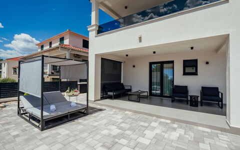 Villa Budimir: Samengesteld Materiaal, Schaduw, Beton, Balkon, Buitenmeubels, Tegel, Fiets, Gang, Villa