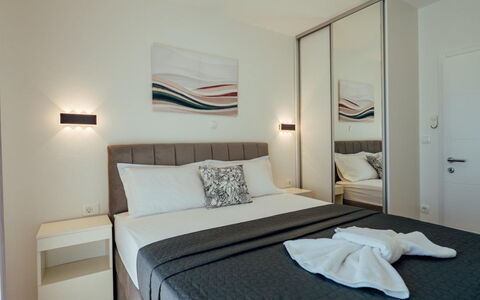 Villa Budimir: Interieur Ontwerp, Meubilair, Slaapkamer, Bed, Verdieping, Flooring, Kamer, Bedding, Hoofdkussen, Kussen Gooien
