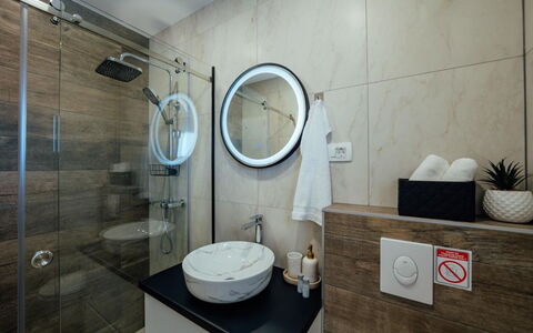 Villa Budimir: Badkamer, Loodgieterswerkinrichting, Flooring, Interieur Ontwerp, Wastafel In De Badkamer, Verdieping, Wastafel, Kraan, Spiegel, Toilet