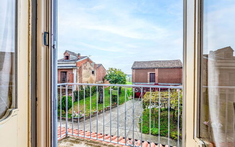 Penango 200: Muur, Appartement, Samengesteld Materiaal, Deur, Ijzer, Metaal, Steen, Balkon, Metselwerk, Leuning