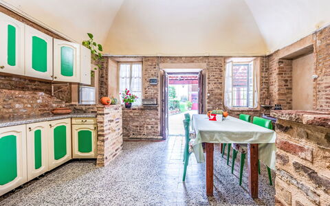 Penango 200: Stoel, Steen, Kamerplant, Tegel, Keuken En Eettafel, Countertop, Keuken, Villa