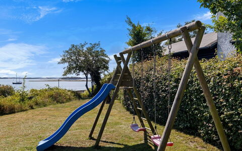 Rajna - 30M from the Sea: Meubilair, Hout, Interieur Ontwerp, Flooring, Verdieping, Stoel, Kamer, Plafond, Woonkamer, Appartement