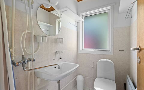 Rajna - 30M from the Sea: Badkamer, Wastafel In De Badkamer, Loodgieterswerkinrichting, Muur, Toilet, Wastafel, Wc Bril, Interieur Ontwerp, Flooring, Verdieping