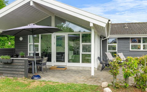 Moa - 350M from the Sea: Meubilair, Hout, Interieur Ontwerp, Flooring, Verdieping, Stoel, Kamer, Plafond, Woonkamer, Appartement