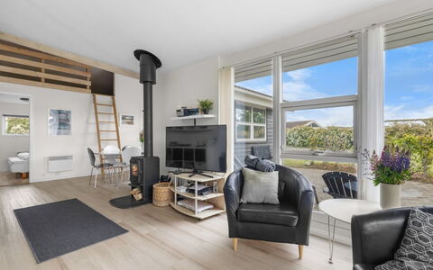 Moa - 350M from the Sea: Meubilair, Hout, Interieur Ontwerp, Flooring, Verdieping, Stoel, Kamer, Plafond, Woonkamer, Appartement