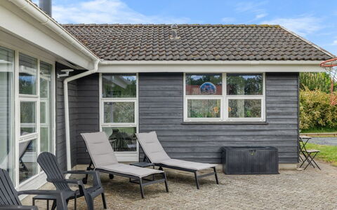 Moa - 350M from the Sea: Meubilair, Hout, Interieur Ontwerp, Flooring, Verdieping, Stoel, Kamer, Plafond, Woonkamer, Appartement
