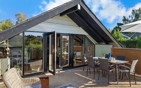 Allin - 350M from the Sea: Blauw, Struik, Verblijf, Groundcover, Tuin, Landgoed, Schaduw, Landscaping, Boerderij, Eco Hotel