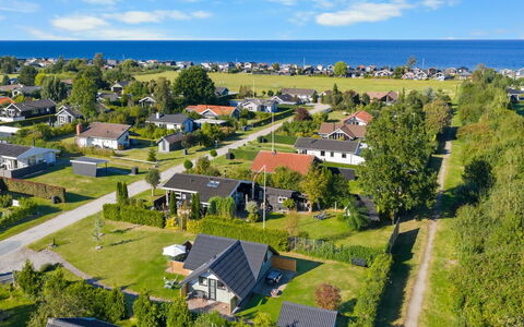Allin - 350M from the Sea: Blauw, Struik, Verblijf, Groundcover, Tuin, Landgoed, Schaduw, Landscaping, Boerderij, Eco Hotel