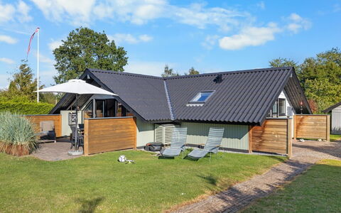 Allin - 350M from the Sea: Blauw, Struik, Verblijf, Groundcover, Tuin, Landgoed, Schaduw, Landscaping, Boerderij, Eco Hotel