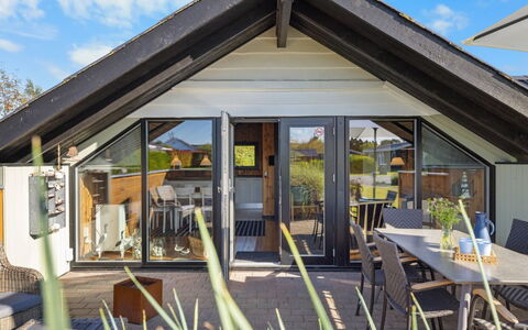 Allin - 350M from the Sea: Blauw, Struik, Verblijf, Groundcover, Tuin, Landgoed, Schaduw, Landscaping, Boerderij, Eco Hotel