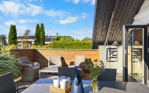 Allin - 350M from the Sea: Blauw, Struik, Verblijf, Groundcover, Tuin, Landgoed, Schaduw, Landscaping, Boerderij, Eco Hotel