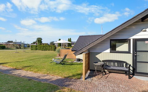 Allin - 350M from the Sea: Blauw, Struik, Verblijf, Groundcover, Tuin, Landgoed, Schaduw, Landscaping, Boerderij, Eco Hotel