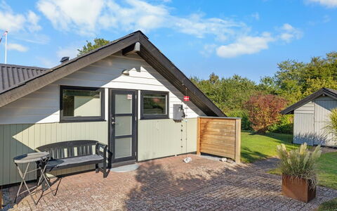 Allin - 350M from the Sea: Blauw, Struik, Verblijf, Groundcover, Tuin, Landgoed, Schaduw, Landscaping, Boerderij, Eco Hotel