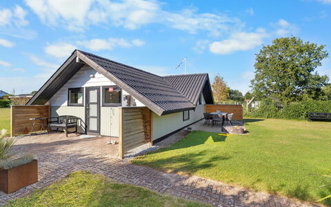 Allin - 350M from the Sea: Blauw, Struik, Verblijf, Groundcover, Tuin, Landgoed, Schaduw, Landscaping, Boerderij, Eco Hotel