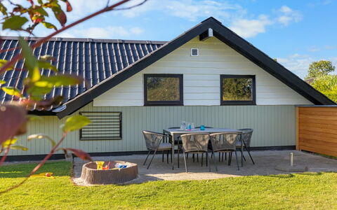 Allin - 350M from the Sea: Blauw, Struik, Verblijf, Groundcover, Tuin, Landgoed, Schaduw, Landscaping, Boerderij, Eco Hotel
