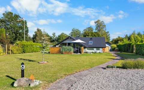 Allin - 350M from the Sea: Blauw, Struik, Verblijf, Groundcover, Tuin, Landgoed, Schaduw, Landscaping, Boerderij, Eco Hotel