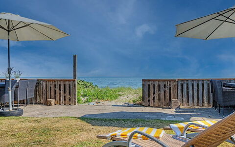Nedelko - 20M from the Sea: Blauw, Buitenmeubels, Zee, Oceaan, Schaduw, Stoel, Kust, Kust, Strand, Hardwood