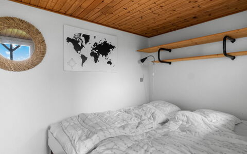Nedelko - 20M from the Sea: Slaapkamer, Muur, Bed, Hout, Laken, Verdieping, Interieur Ontwerp, Bedding, Flooring, Plafond